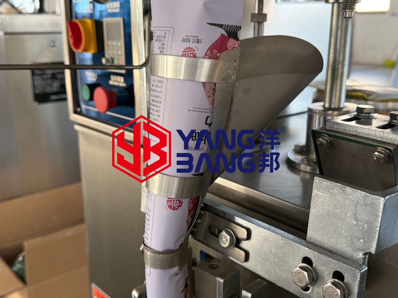 آلة تعبئة أوتوماتيكية YB-300K الأكثر مبيعًا في المصنع لمسحوق الغسيل ومزيلات الرطوبة بأوزان 30 غ و50 غ و150 غ