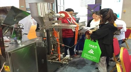 عرضت شركة يانغبانغ للآلات منتجاتها في معرض CIPM لعام 2016 في تشونغتشينغ