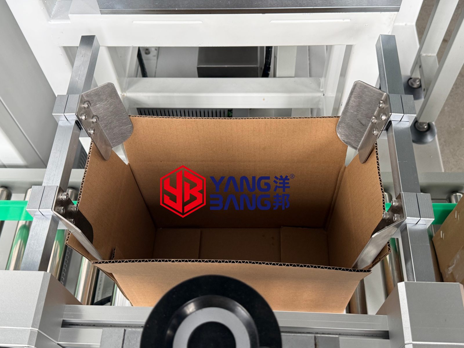 YB-ZX1300-2 آلة روبوتية أوتوماتيكية لتعبئة الكراتين وتحميلها، لعبوات المشروبات والزجاجات والعلب، للاستخدام في التغليف الصناعي