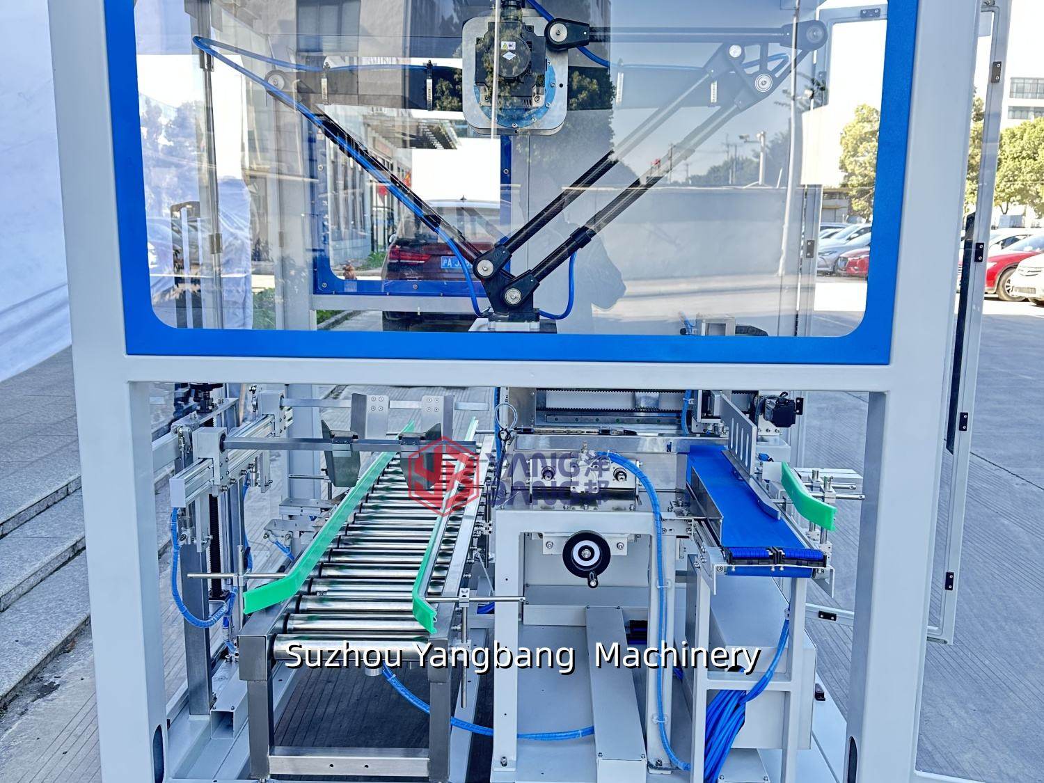 Machine automatique de mise en caisse de bouteilles de boissons, de bière et de vin avec bras robotisé de prise et de dépose