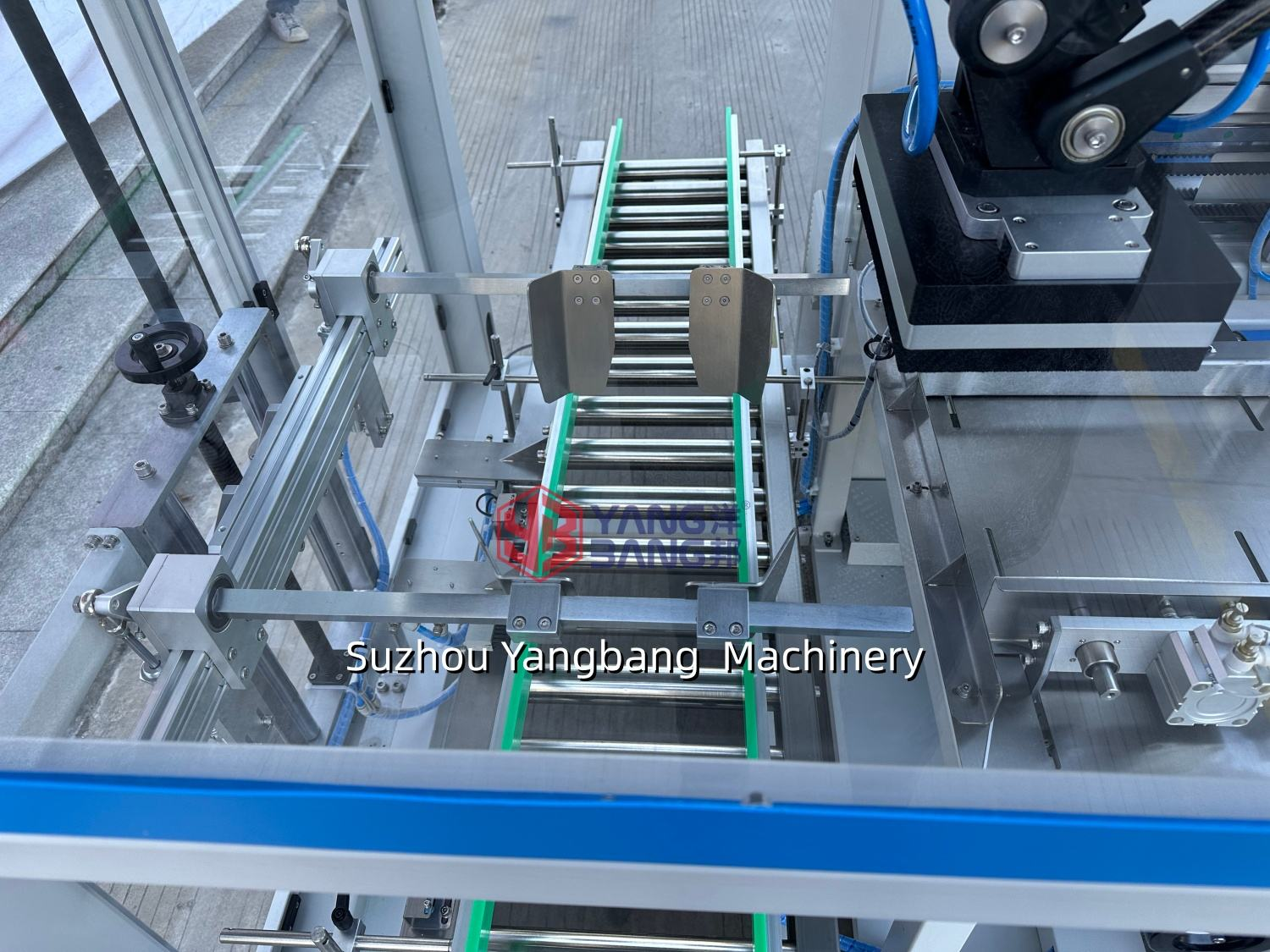 Machine automatique de mise en carton pour boîtes métalliques avec bras robotisé et système de prise et de dépose