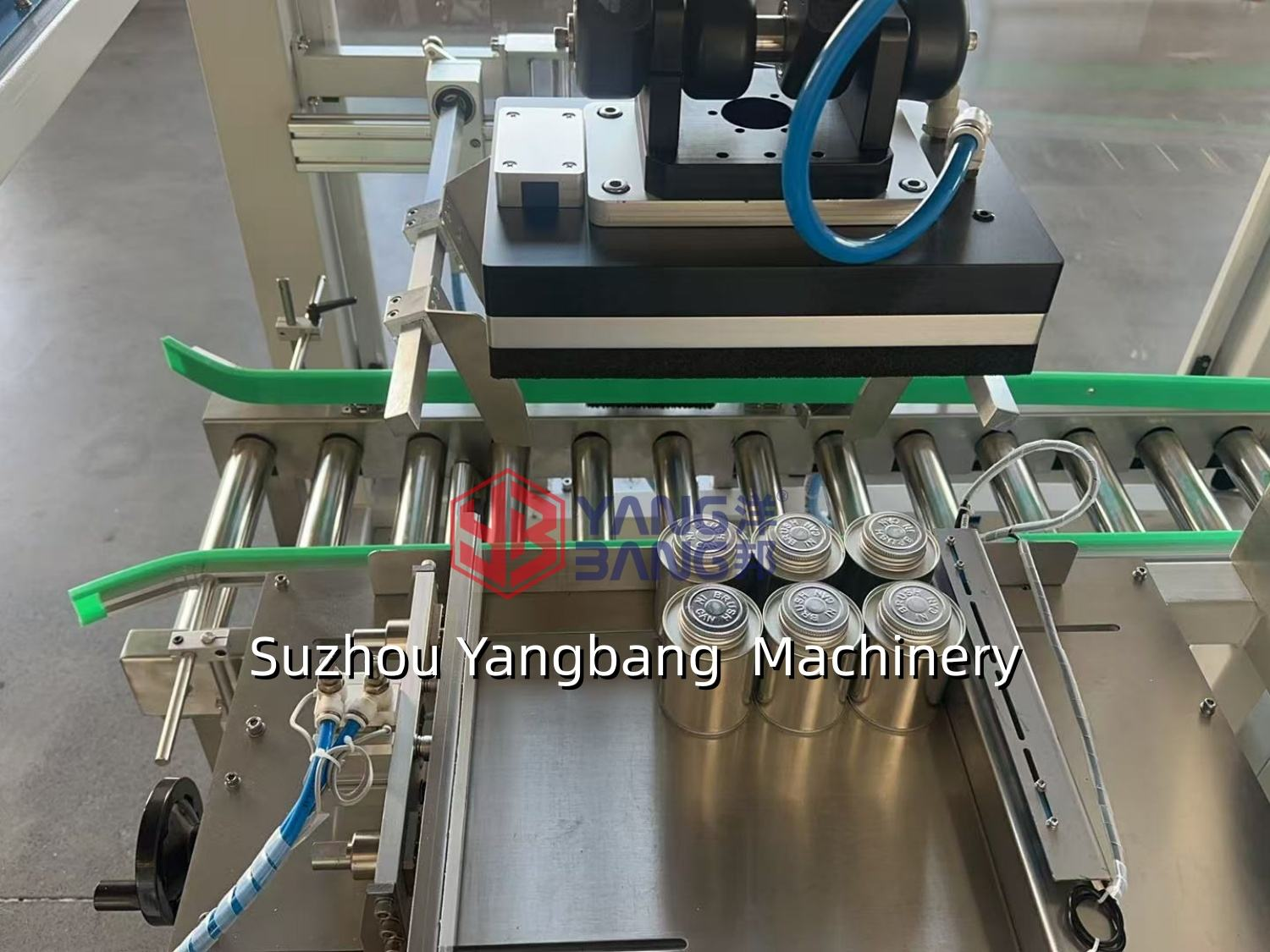 Machine automatique de mise en carton pour boîtes métalliques avec bras robotisé et système de prise et de dépose