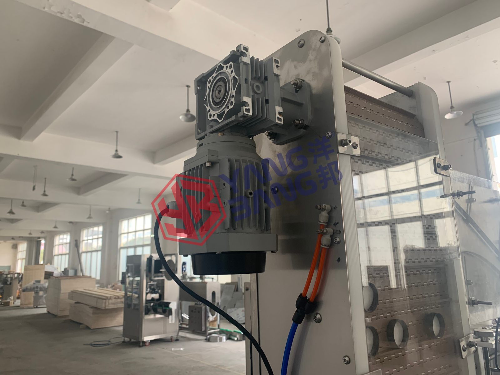 Ligne de production d’assemblage de bouchons pour bouteilles en plastique d’eau et d’huile avec machine automatique de scellage et de bouchage YB-CG120
