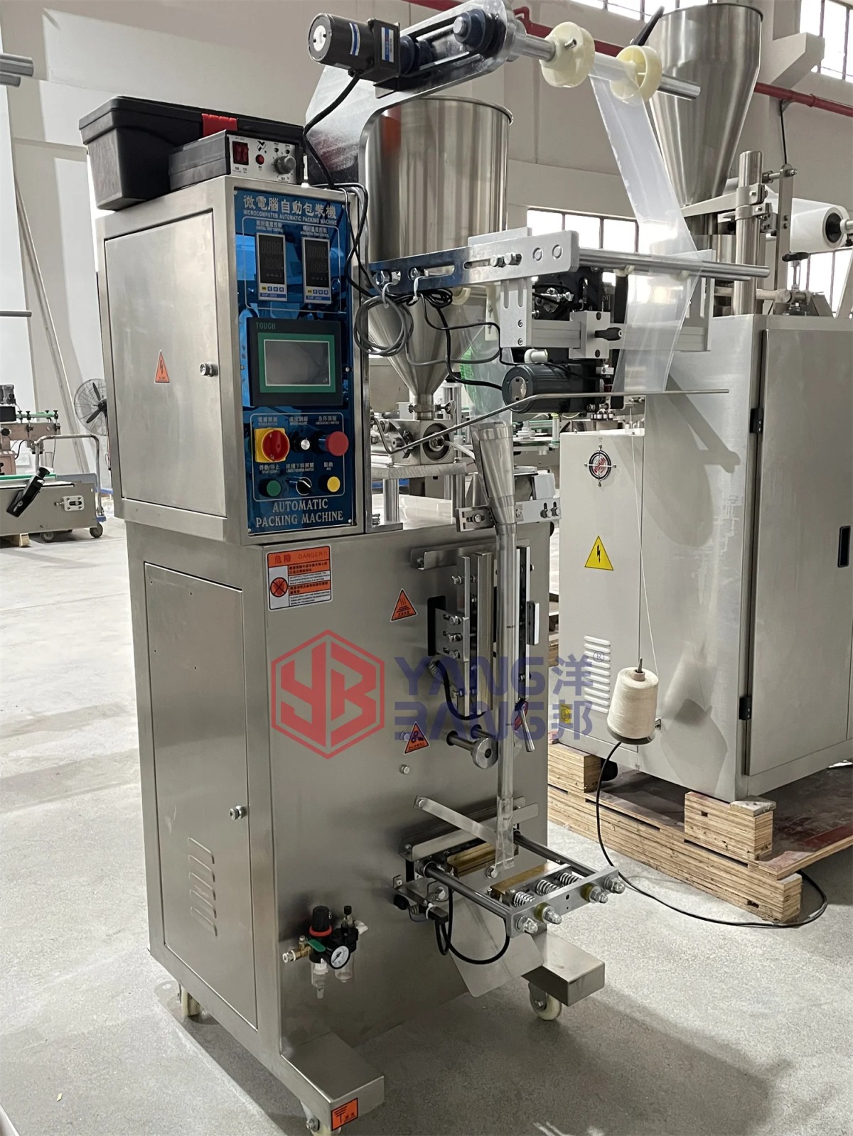 300J Machine d'emballage automatique de sachets haute précision YB-300J pour un dosage précis de shampoing liquide et de gel douche à double usage
