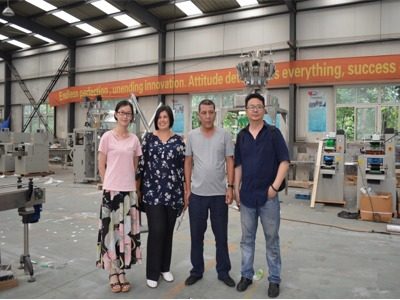 Des clients posent pour une photo dans l'atelier de Yangbang Machinery.