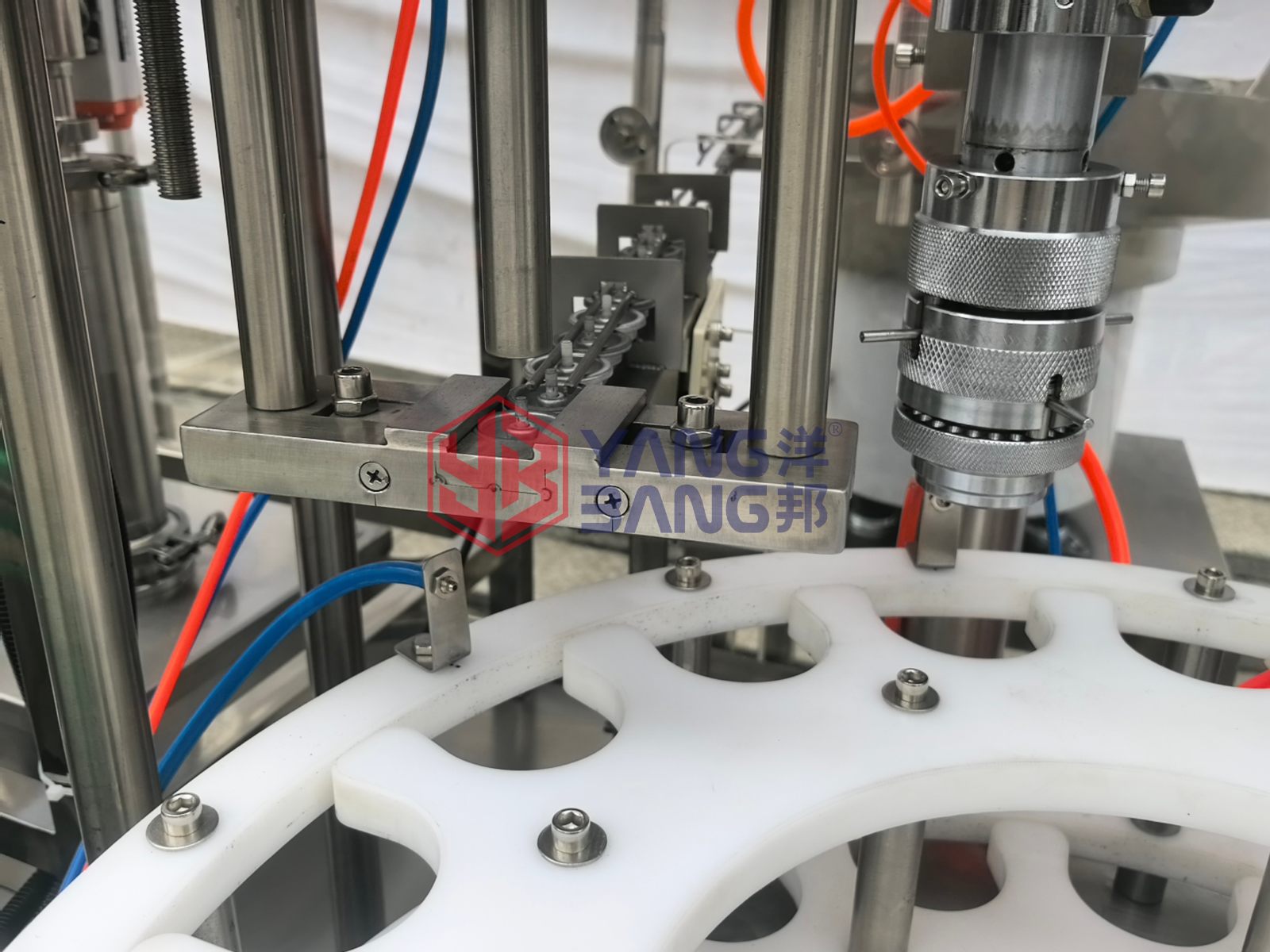 Machine entièrement automatique à haute efficacité pour le remplissage et le sertissage de bombes aérosol de peinture en spray automobile YB-QW2