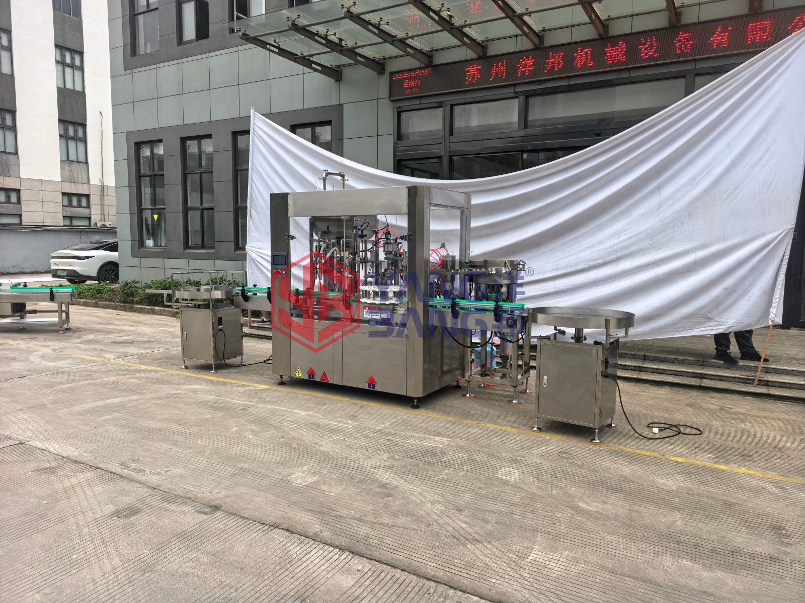 Machine entièrement automatique à haute efficacité pour le remplissage et le sertissage de bombes aérosol de peinture en spray automobile YB-QW2