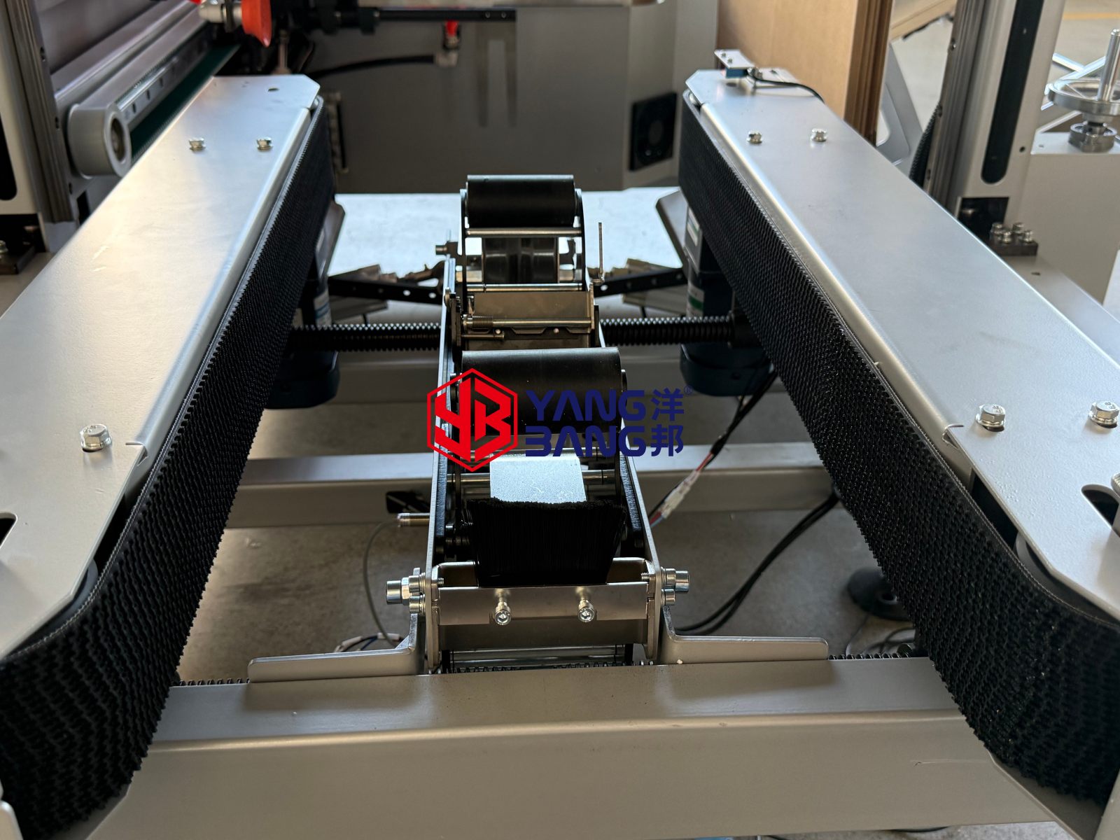 Formeuse automatique de cartons YB-DK500 à haut rendement, mobile et équipée de roulettes, pour cartons lourds, fonctionnement continu et utilisation facile