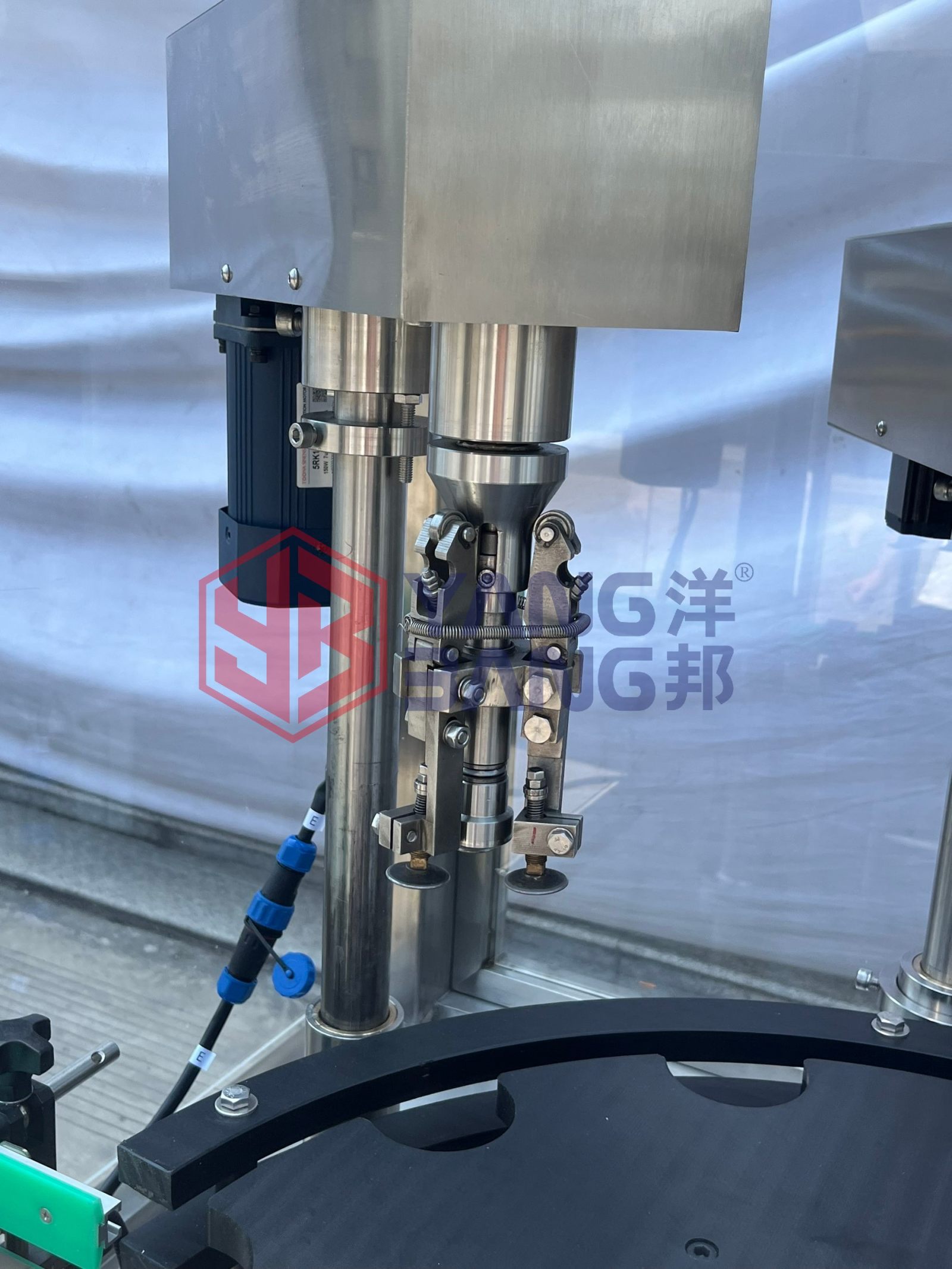 Remplisseuse automatique de sirop liquide YB-YG4 à 4 têtes avec volume de remplissage réglable, fonction de sertissage et possibilité d’intégrer une étiqueteuse
