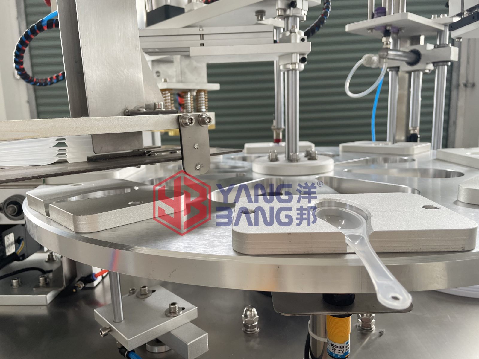 YB-FBJ2 Machine de remplissage et de scellage de miel à cuillères à disque rotatif entièrement automatique à 2 têtes – Prix usine