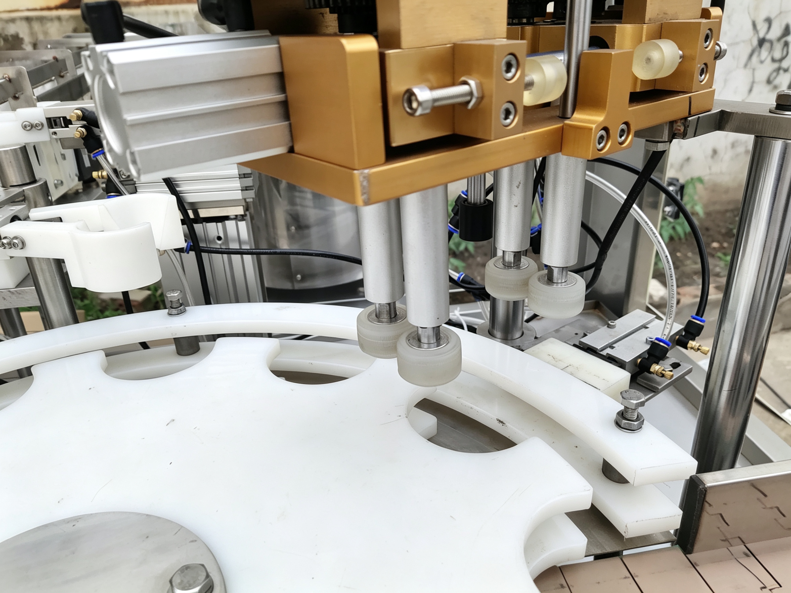 Machine de remplissage de shampooing à pompe à piston automatique haute vitesse, ligne de remplissage précis de bouteilles de liquides pour cosmétiques et soins personnels