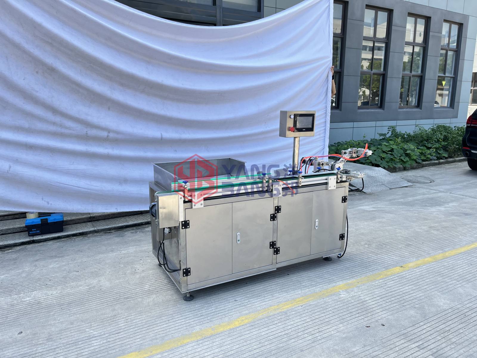Machine automatique rotative de dévracage de bouteilles YB-LPC avec système de tri à plaque poussoir pour l'alimentation de diverses bouteilles en plastique
