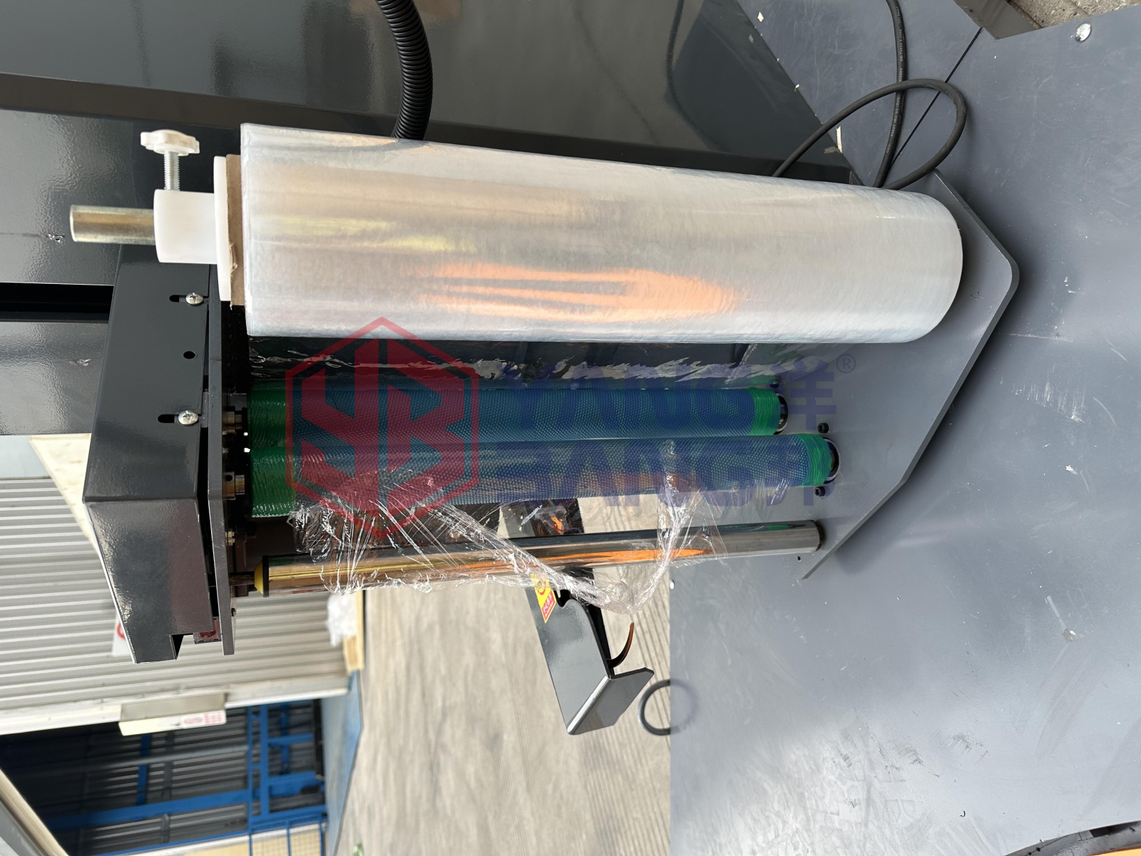 Banderoleuse automatique de palettes YB-CR1500M avec plateau tournant pour emballage étirable en film LLDPE sur ligne de production
