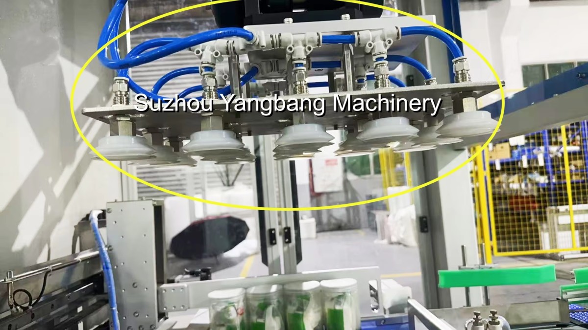 Máquina automática de encajado de botellas de bebidas, cerveza y vino mediante brazo robótico de recogida y colocación