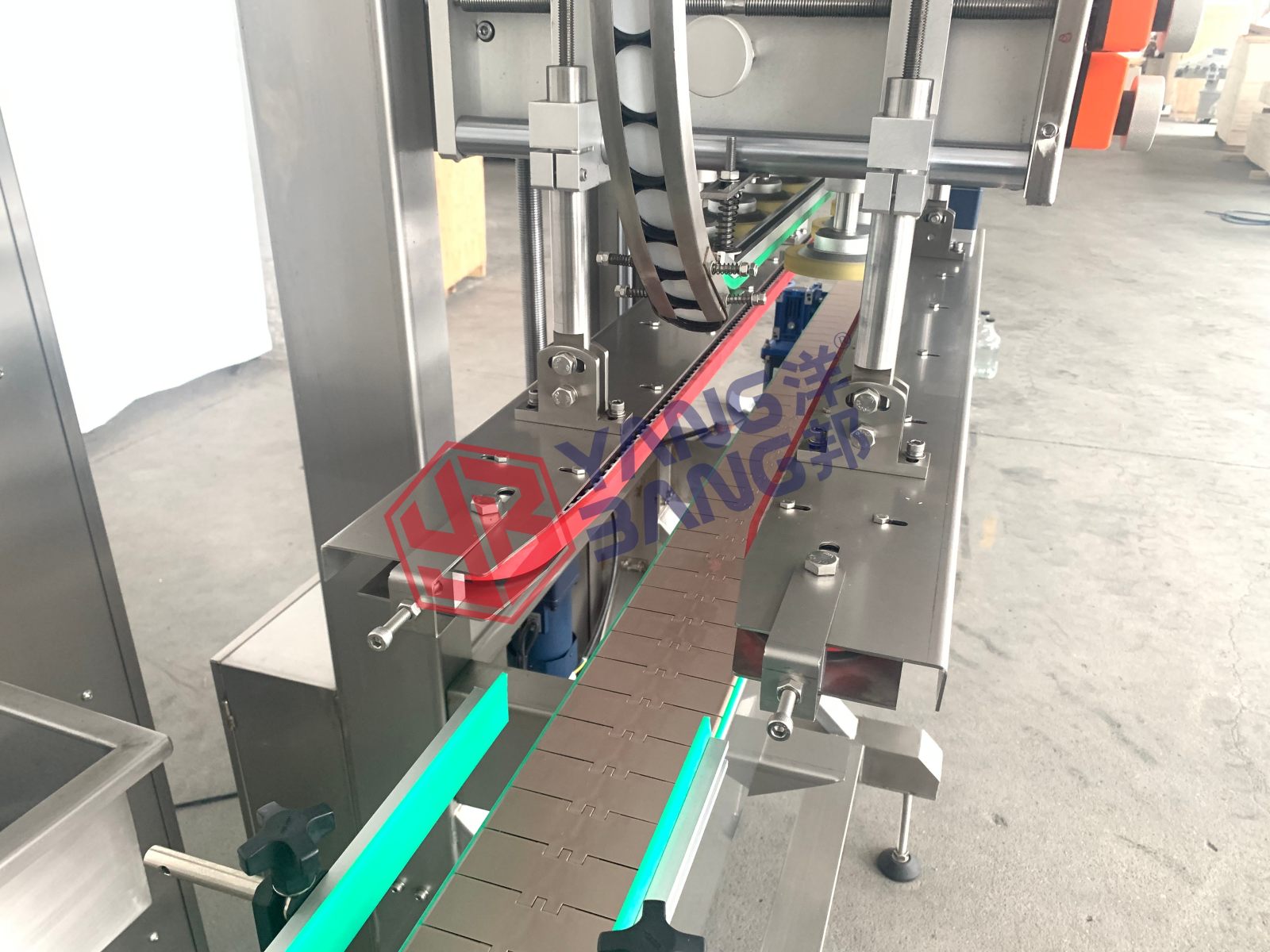 Línea de producción automática de ensamblaje de tapas para botellas de plástico de agua y aceite con máquina de sellado y taponado YB-CG120
