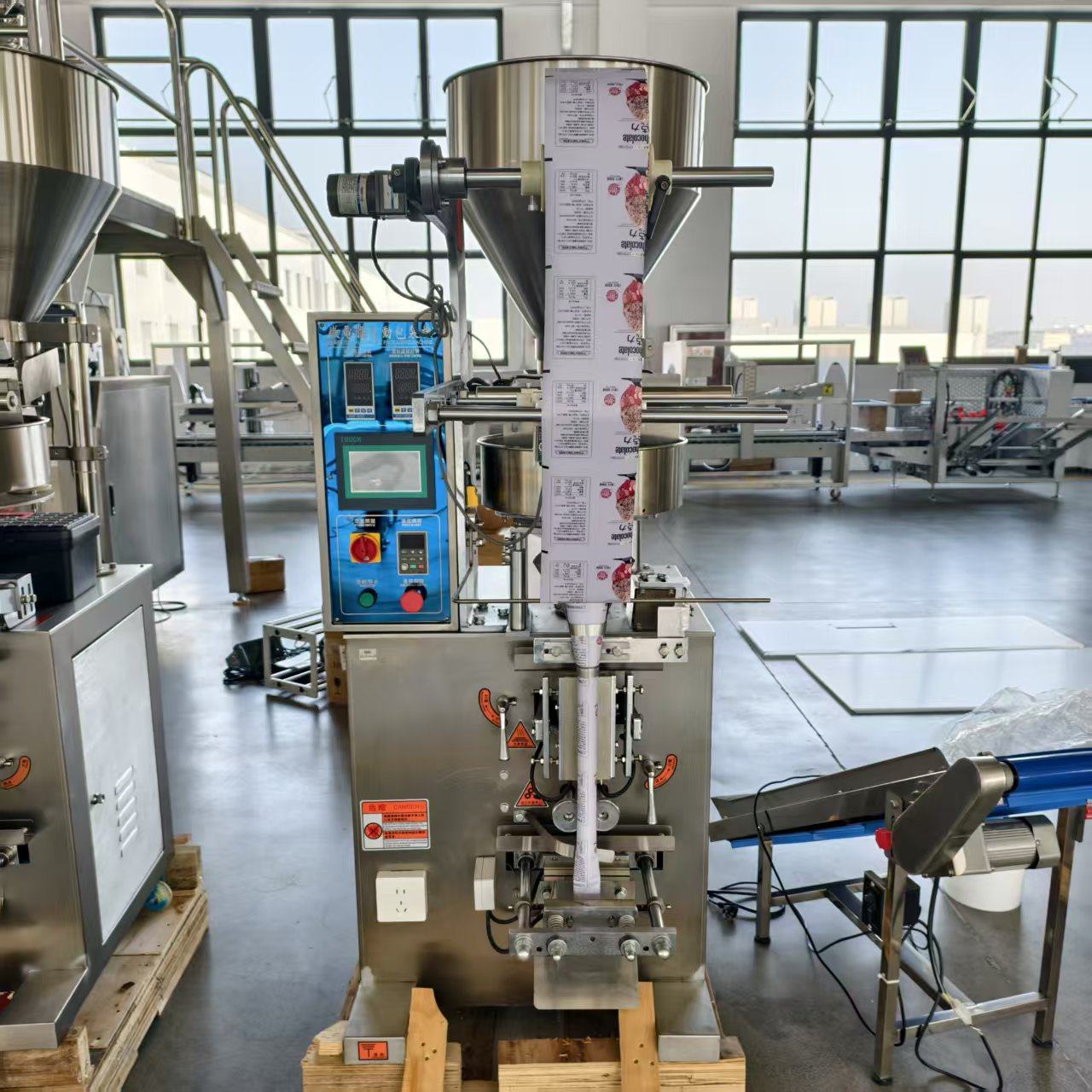 Máquina empacadora automática vertical de gránulos de arroz YB-300K de alta velocidad, con control PLC, 1.8Kw, para llenado y sellado de productos alimentarios granulados