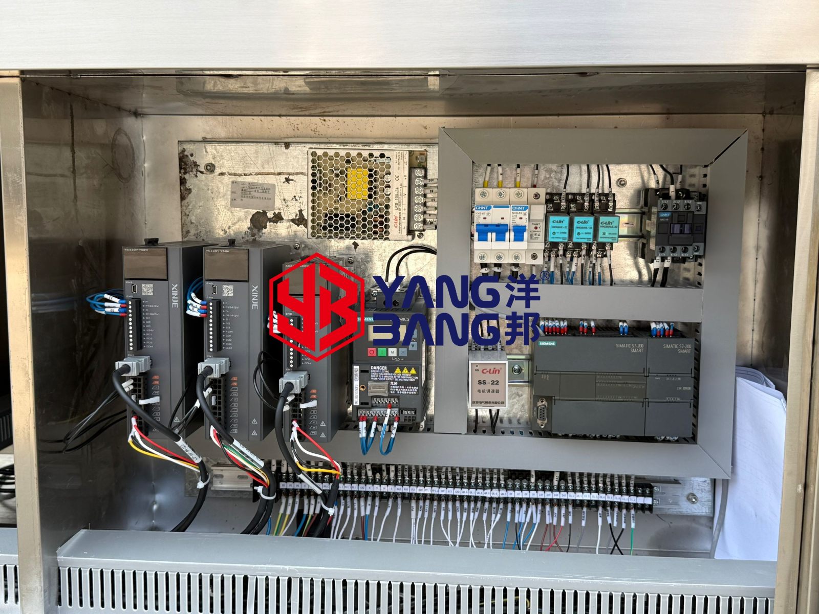 Llenadora automática YB-YG4 de 4 cabezales para botellas de enjuague bucal y detergente, que puede equiparse con etiquetadora y encartonadora para líneas de producción