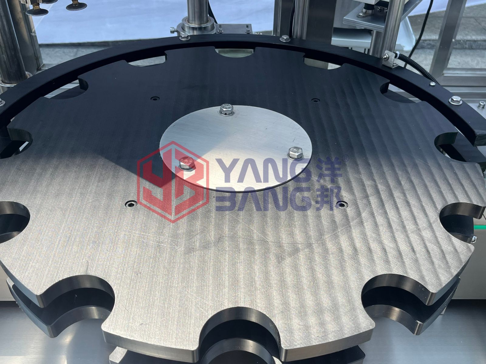 Llenadora automática completa de líquidos de jarabe YB-YG4 de 4 cabezales con volumen de llenado ajustable y función de engargolado, equipada con etiquetadora