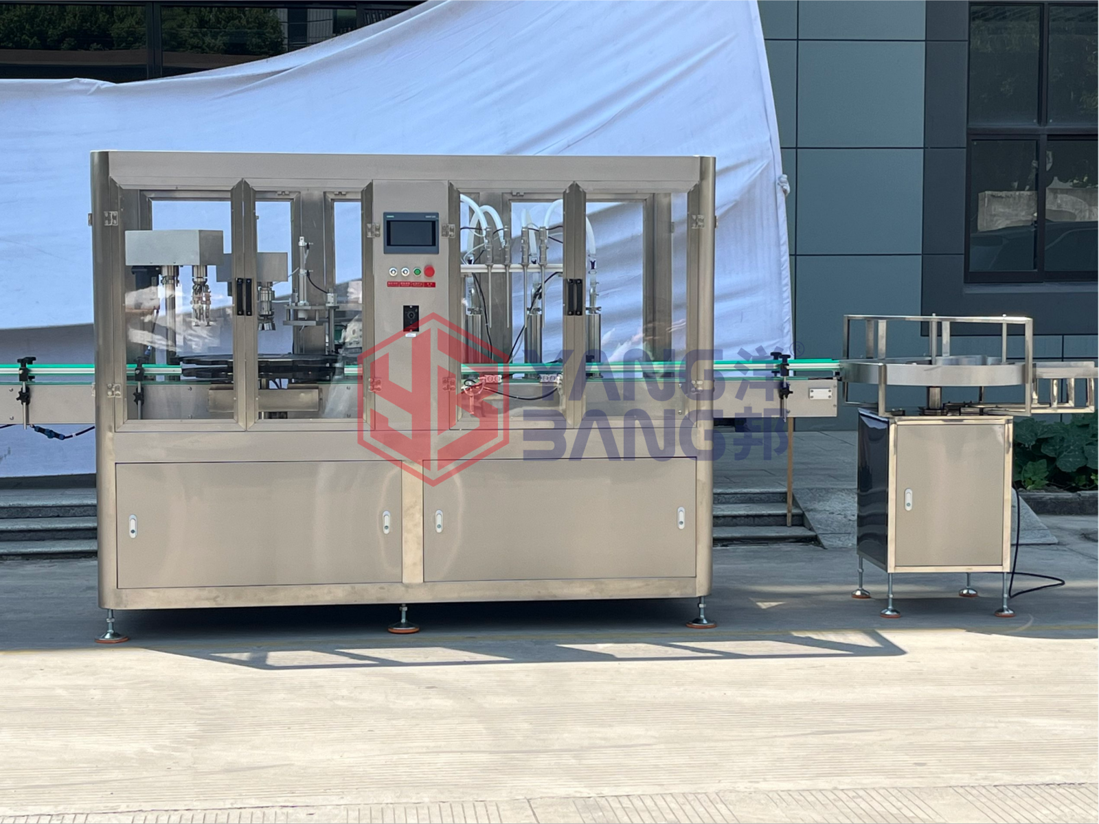 Llenadora automática completa de líquidos de jarabe YB-YG4 de 4 cabezales con volumen de llenado ajustable y función de engargolado, equipada con etiquetadora