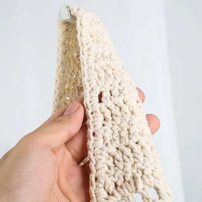 くり抜きデザインの大容量ショルダーバッグ