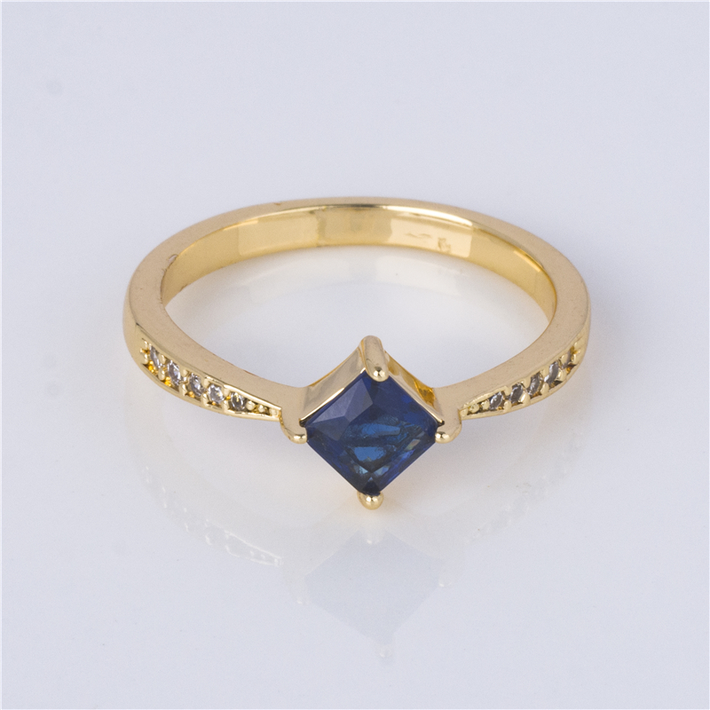 Gold-Plated Kite Stone Ring - Diamond-Shaped Solitaire with Pavé Band, Modern Engagement Style Gold-Plated Kite Stone Ring - Diamond-Shaped Solitaire with Pavé Band, Modern Engagement Style