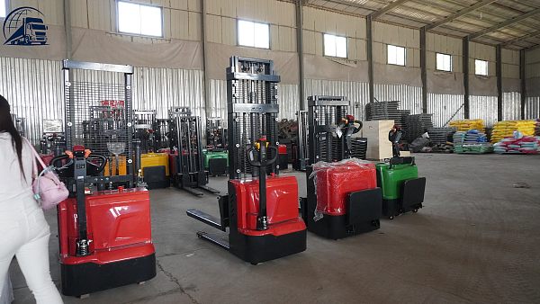 Gerbeur électrique à conducteur accompagnant de 2 tonnes – Hauteur de levage de 1,6 m | CDD0216