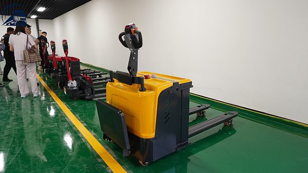 CDD0216 Apilador eléctrico con plataforma de pie de 2 Ton y 1.6 m, apilador de palés con conductor a bordo