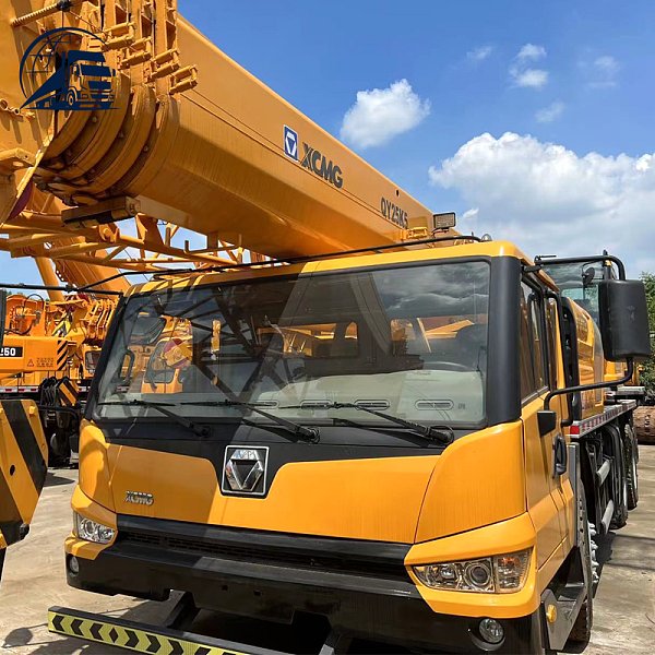 Grue sur camion XCMG QY25K5 de 25 tonnes