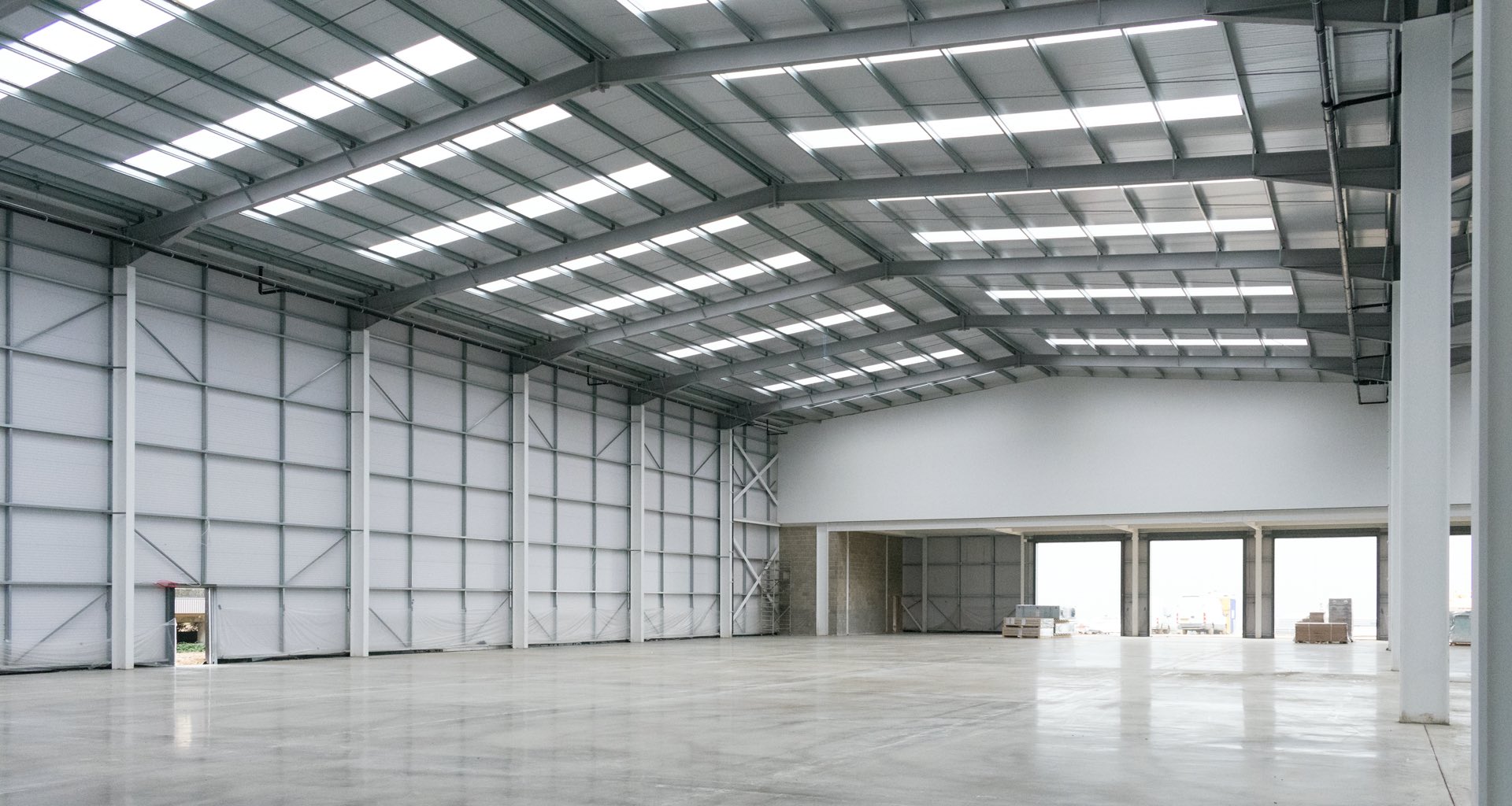 Prefabricated Steel Warehouse with Crane System Industrial Lifting Ready