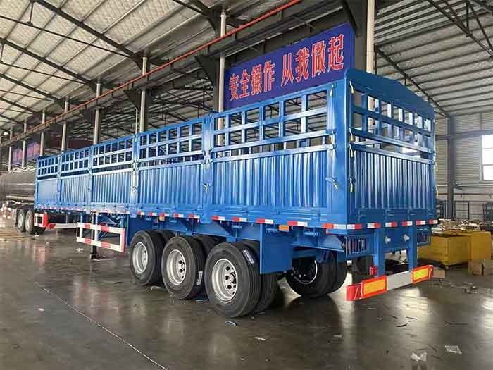 1787536256950329699354542080.jpg fence semi trailer