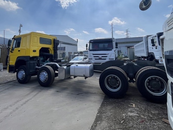 1788229377953236858648674304.jpg howo truck chassis