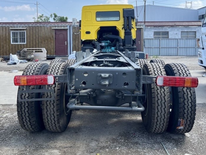 1788229380953236869943934976.jpg howo cargo truck