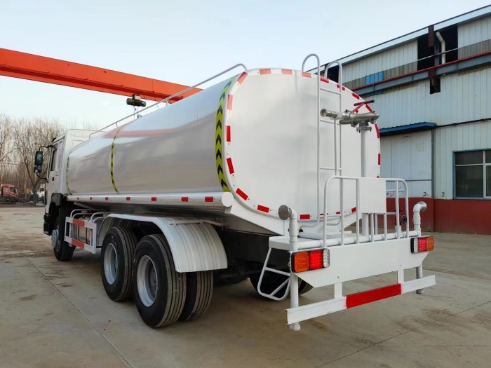 sprinkler water truck