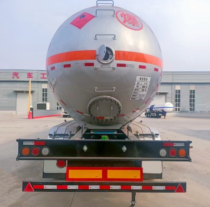 1788239322953278571744358400.jpg semi tanker trailer