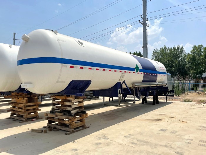 1788239333953278617416134656.jpg chemical tank trailer