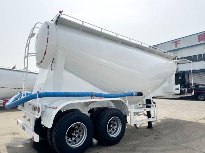 1788239431953279027023474688.jpg Bulk Material Transport Powder Tank Semi-Trailer