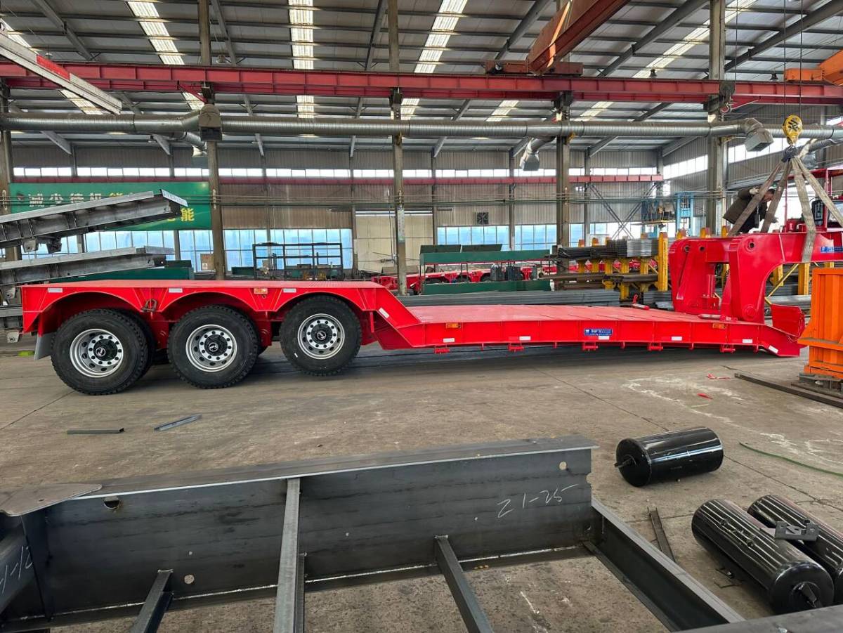 1788239956953281230878572544.jpg low bed semi trailer