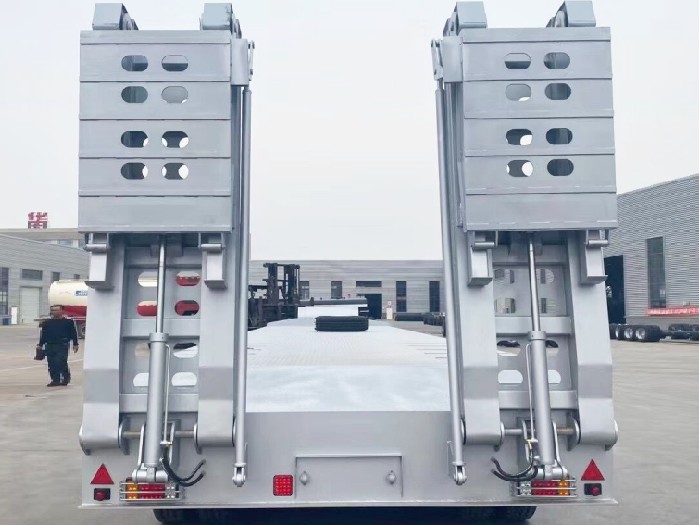 1788240207953282283476901888.png hydraulic ramp lowbed semi trailer