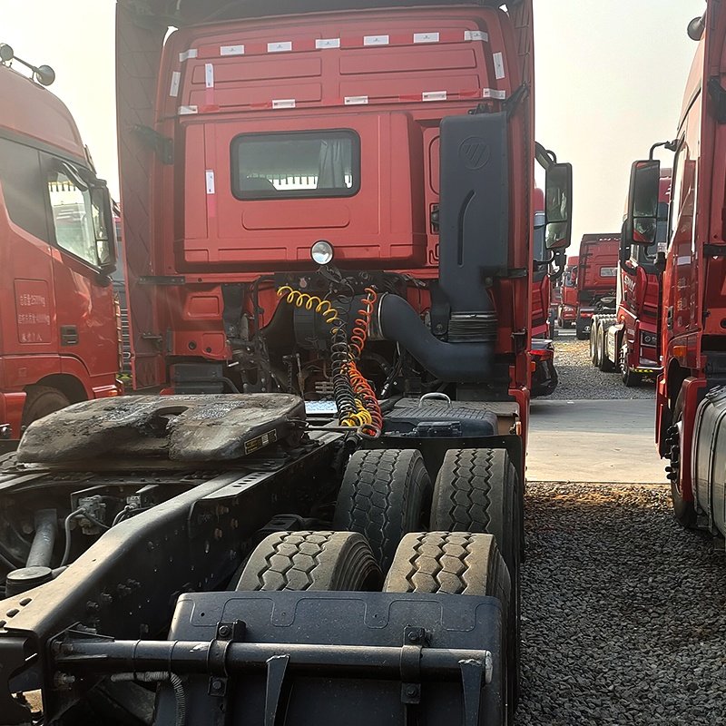 شاحنات سحب Foton Auman GTL Mover 6x4 بقوة 430 حصانًا ورأس جرار للمقطورات