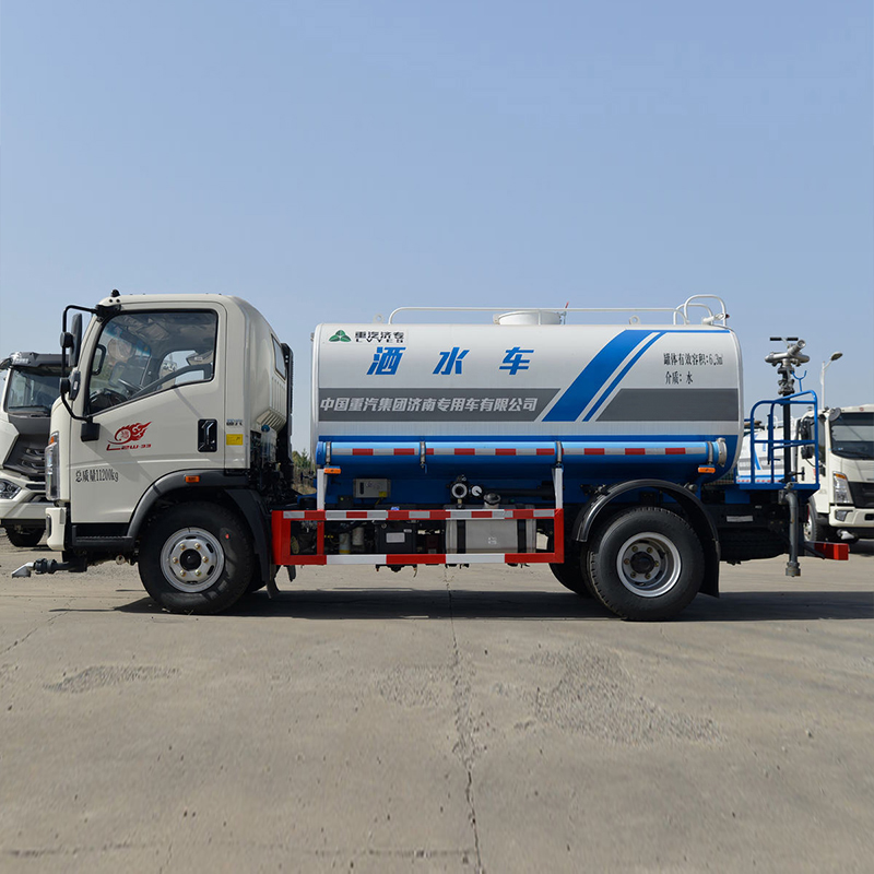 SINOTRUK HOWO 170 Horsepower 4x2 Drive Water Sprinkler Truck