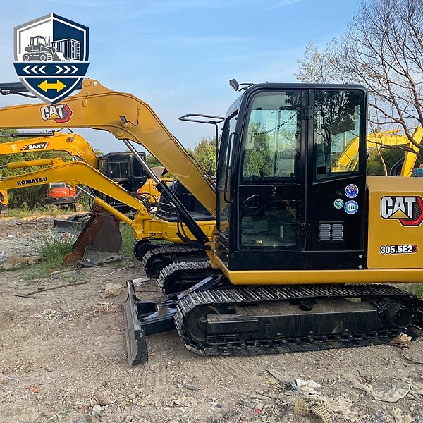 حفارة Cat 305.5E مستعملة بوزن 5.5 طن