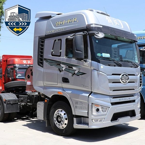 شاحنة الجر الثقيلة Faw J7 بقدرة 600 حصان، 6×4، تعمل بالغاز الطبيعي المسال، وناقل حركة أوتوماتيكي
