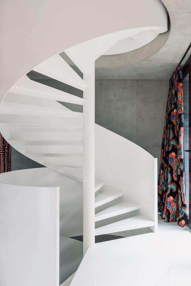 Spiral staircase, fashionable and avant-garde spiral staircase, transitional spiral staircase