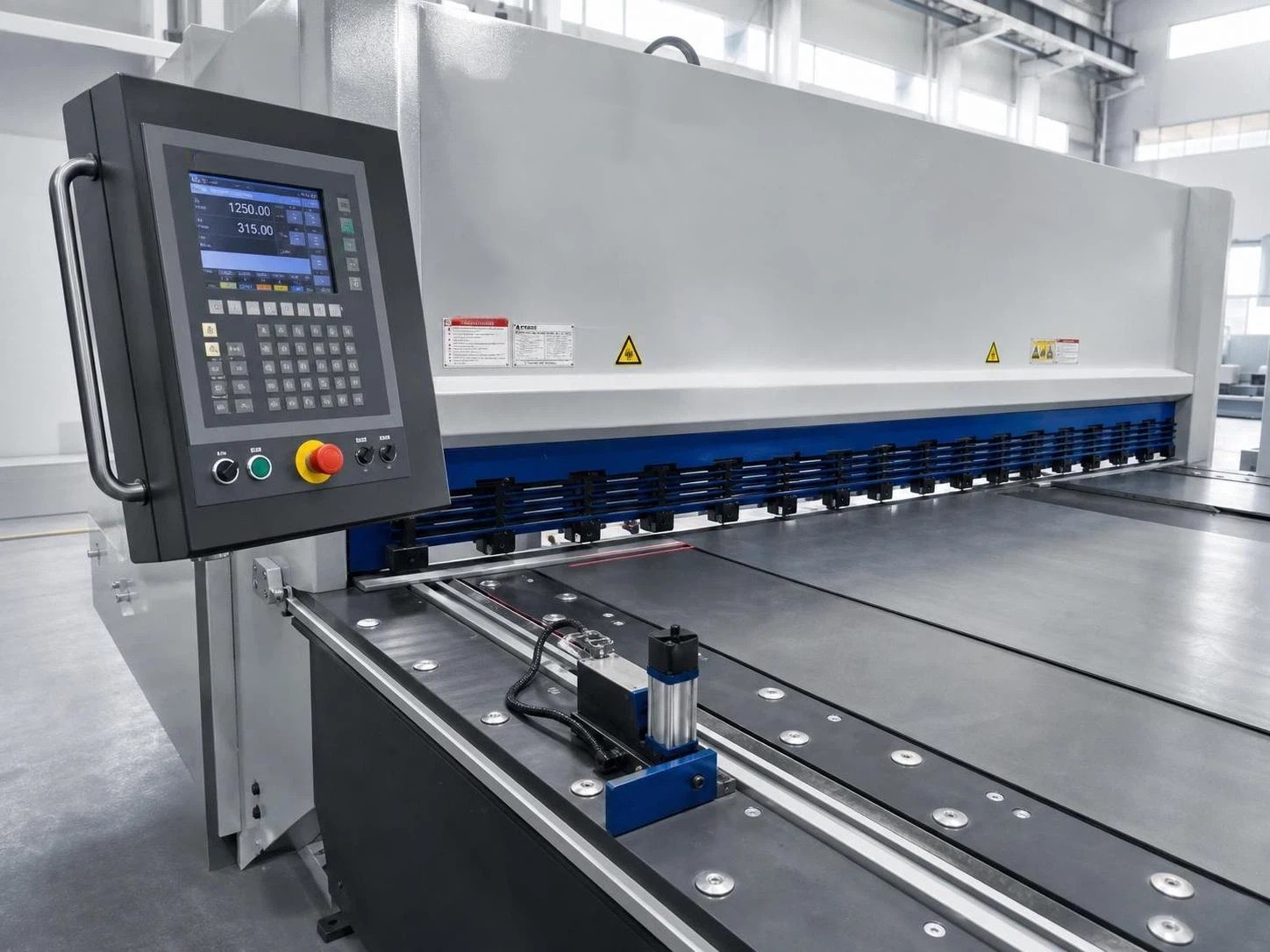 دليل اختيار ماكينة القص الهيدروليكية CNC: الشوط، المقياس الخلفي، ونظام التحكم