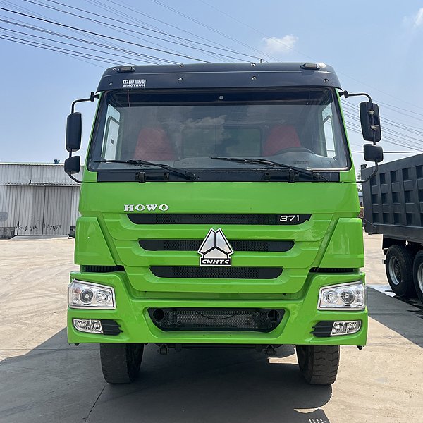 شاحنة قلابة Sinotruk Howo 6x4 بقوة 371 حصانًا