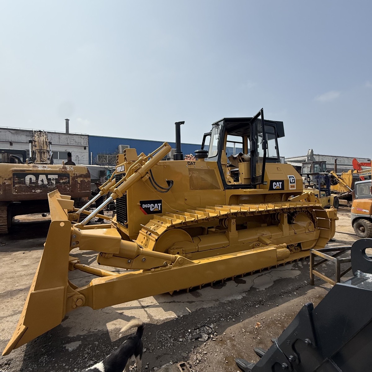 جرافة Caterpillar CAT مجنزرة