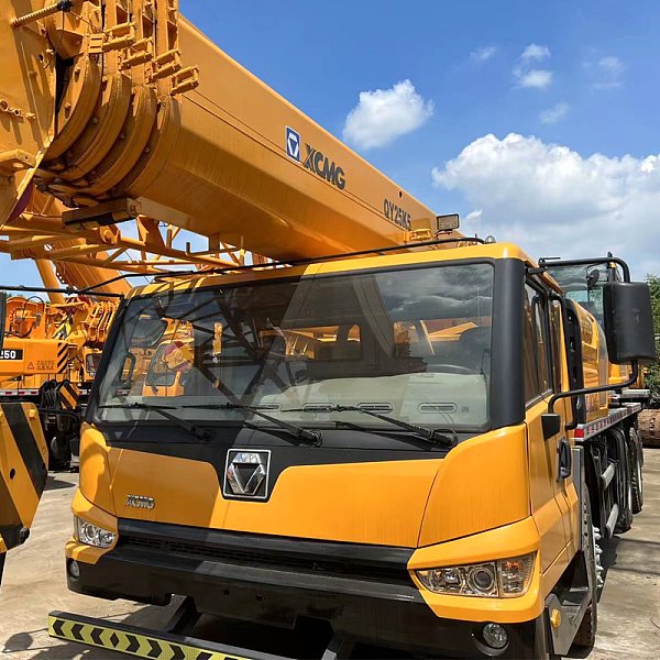 Grue sur camion XCMG QY25K5 de 25 tonnes