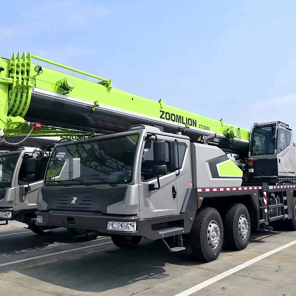 Grue sur porteur Zoomlion ZTC550V de 50 tonnes