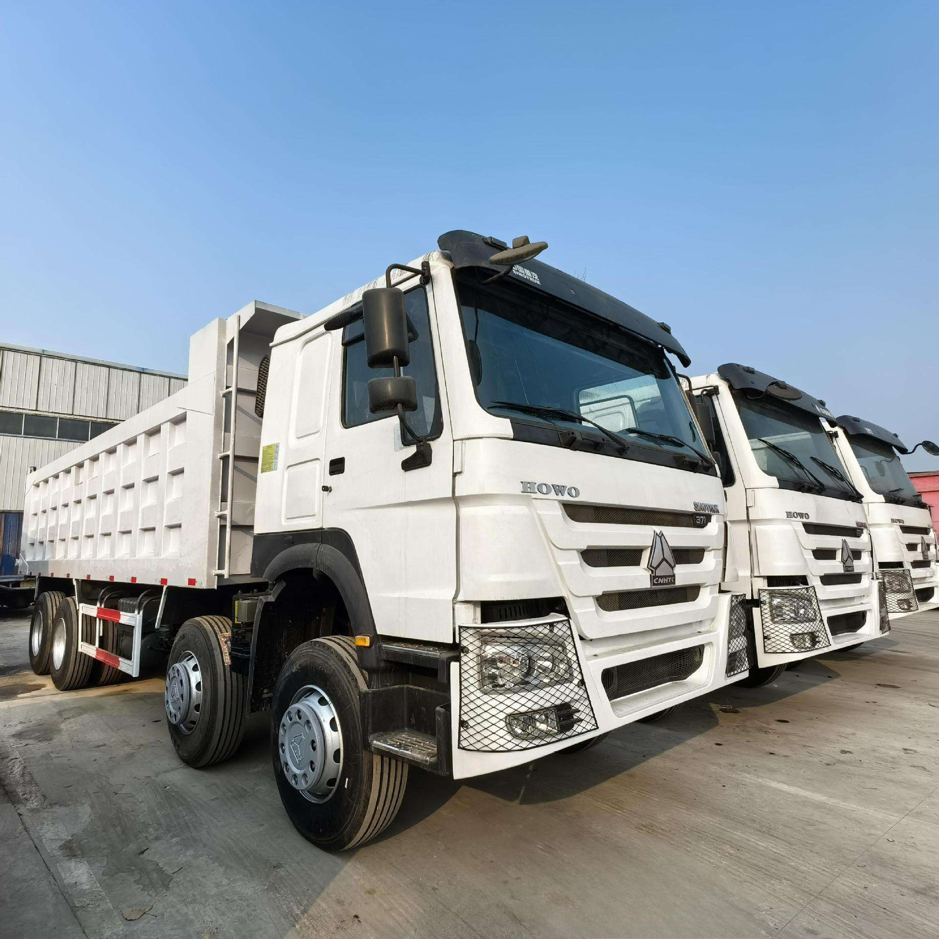 Camion-benne lourd Sinotruk Howo TX 440 ch 8x4 à benne en U de 6,5 m