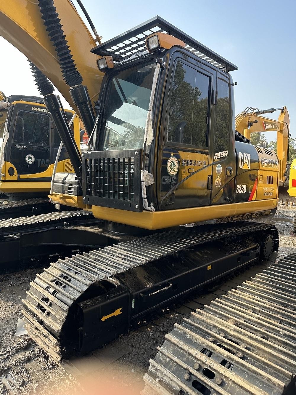 Pelle Cat 323